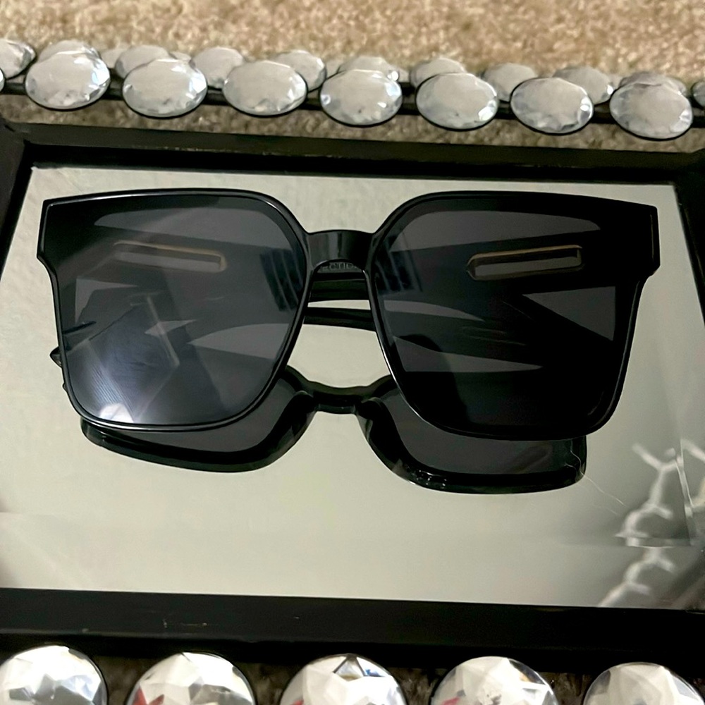 Black sunnies.